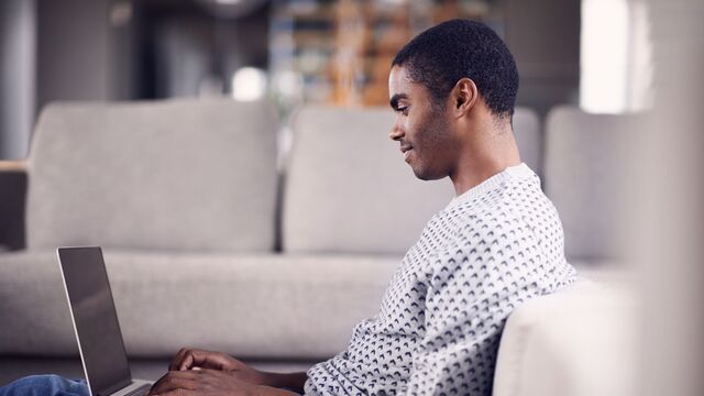 En person som sjekker sine forsikringspapirer