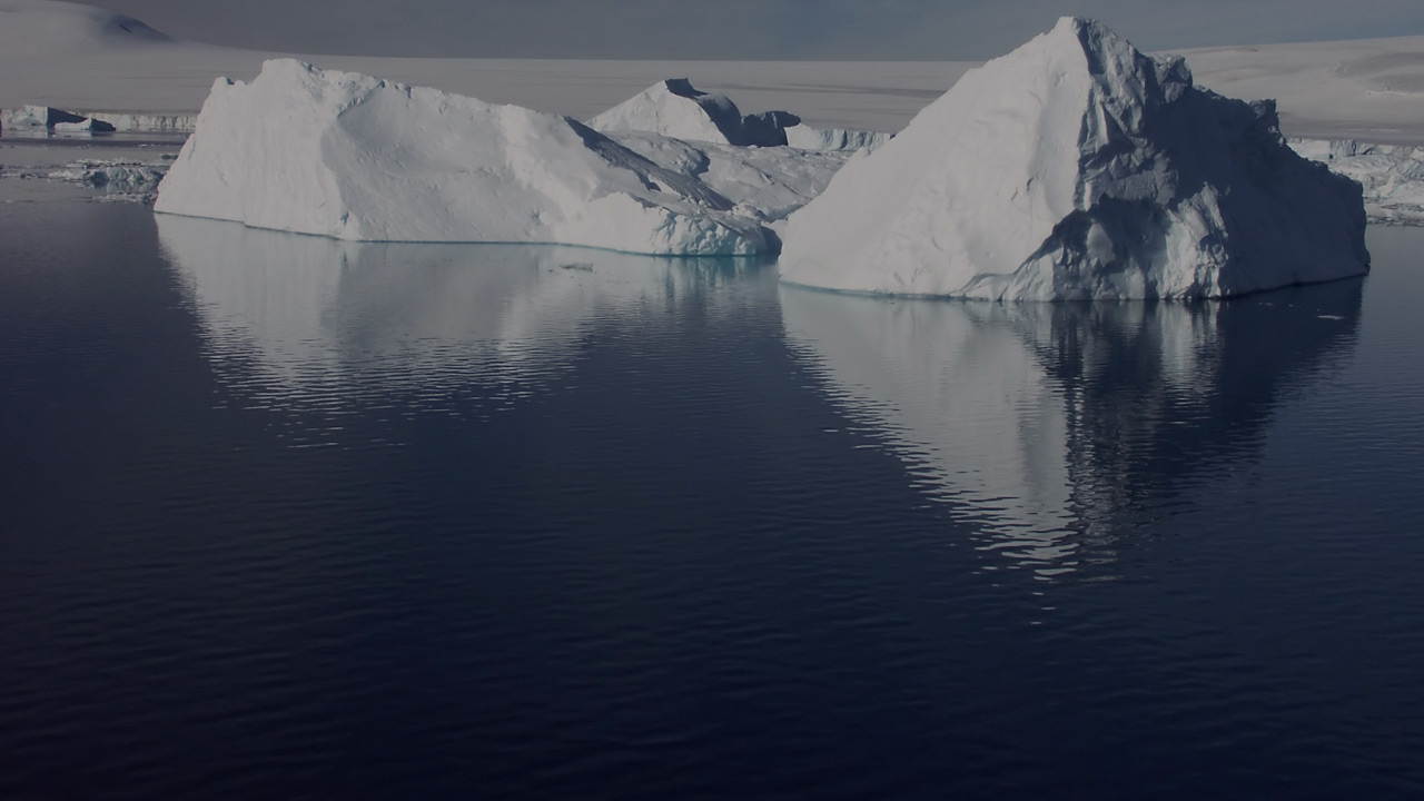Isfjell i havet