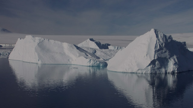 Isberg ute på havet.