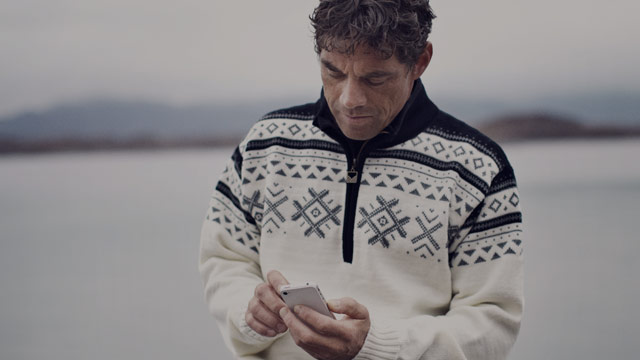 Aksjer for nybegynnere – mann som ser på mobilen sin. 