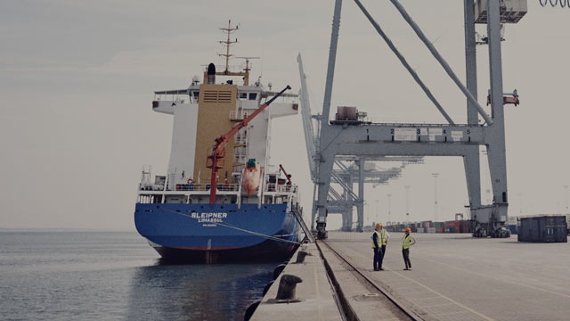 Tanker skip på havna.