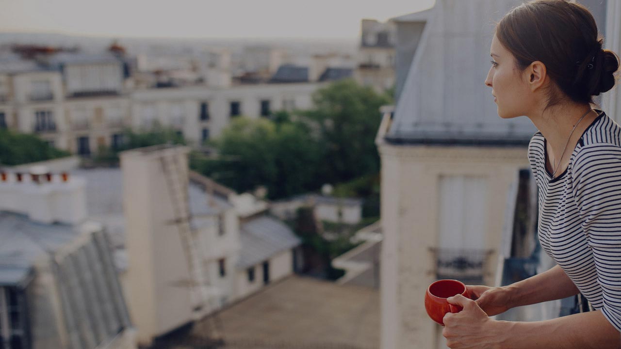 Ung kvinne i leilighet i Paris