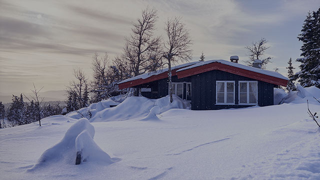 koselig hytte på snøfjellet