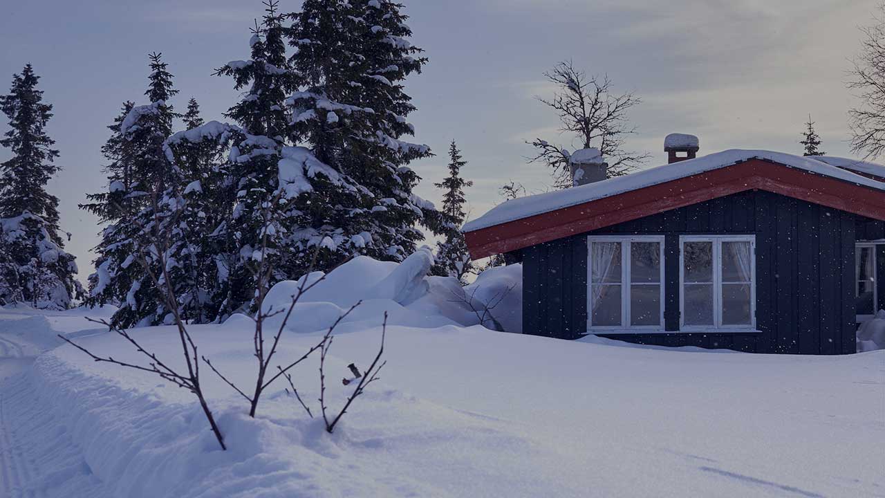 koselig hytte på snøfjellet
