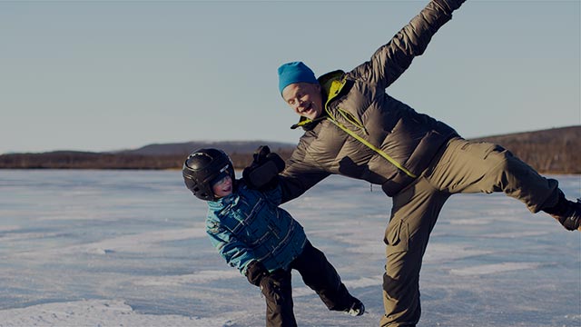 En person som sjekker sine forsikringspapirer