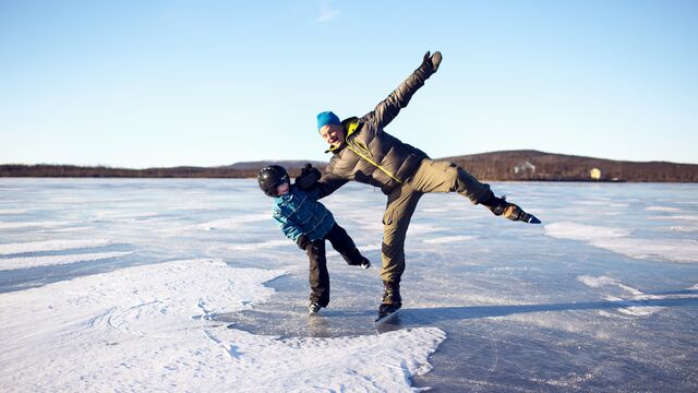 En person som sjekker sine forsikringspapirer