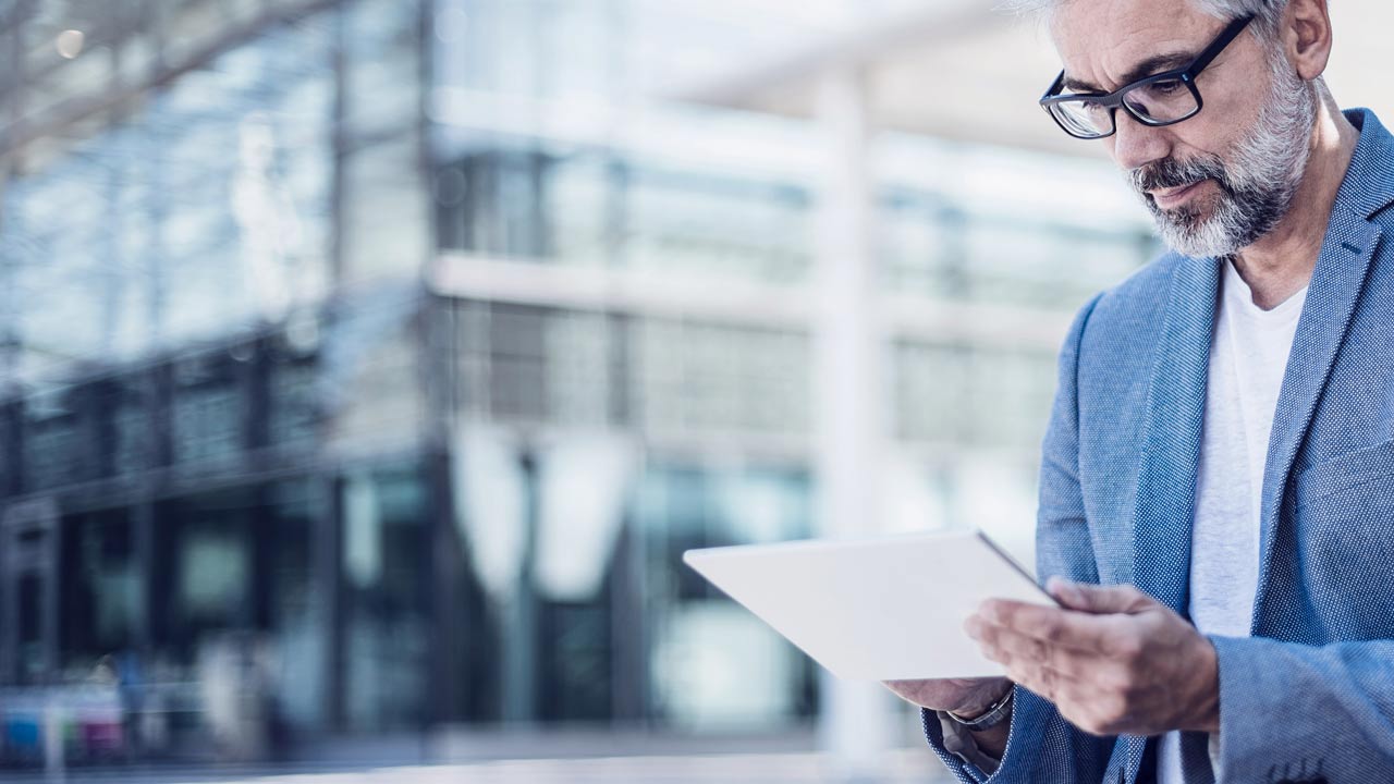 Business mann på Ipad