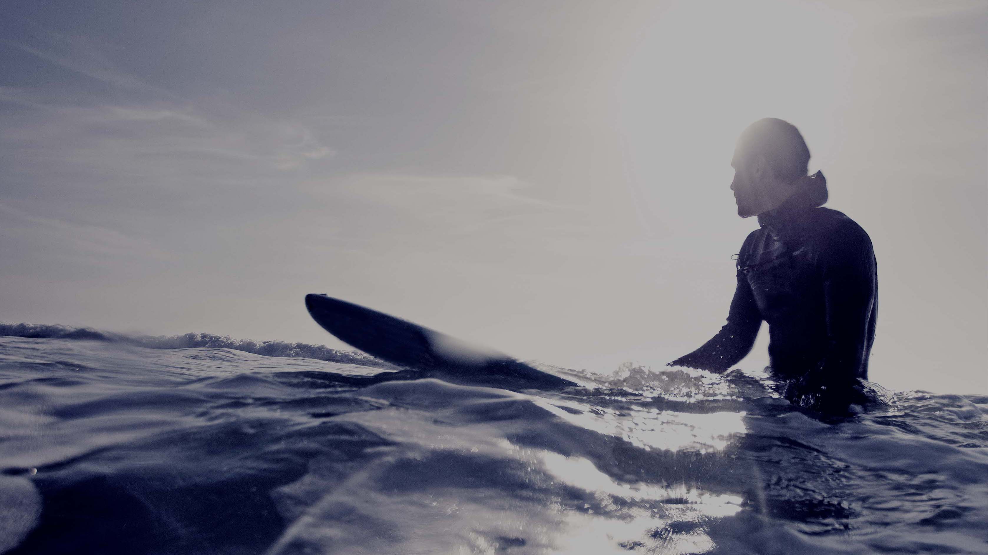 Man som surfer.