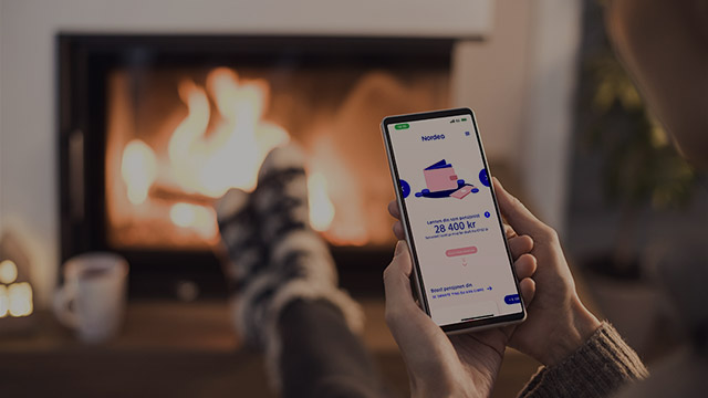 Kvinne sjekker pensjonen i Nordea Boost