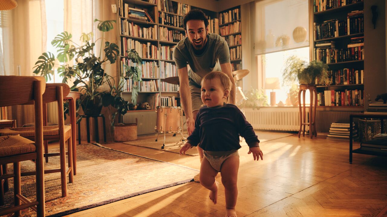 Neste steg - Kampanje vår 2023 - Toddler running towards you in a living room 1280x720px