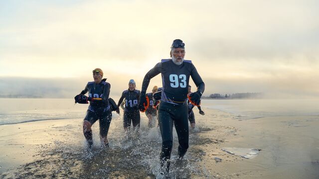 Neste steg - Kampanje vår 2023 - Group of swimmers in lake in winterSMALL