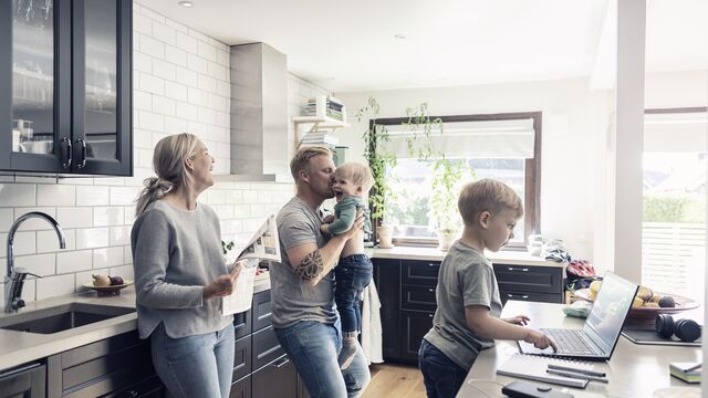 Family in kitchen v2 small overlay