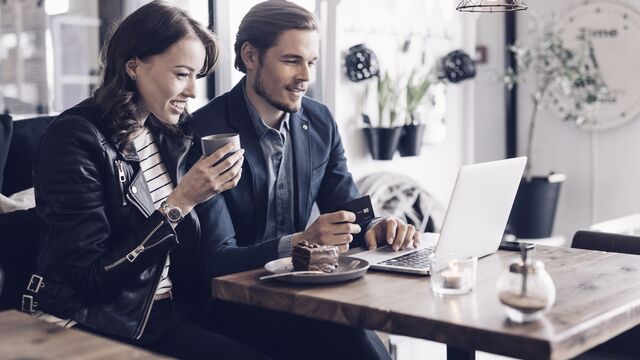 Couple shopping online small overlay
