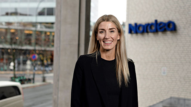 Partneransvarlig i Nordea, Nina Scharlie Grantham Farsund avbildet utenfor Nordeas hovedkontor