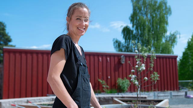 Unio-medlem Kirsti Ovesen jobber ute i skolehagen