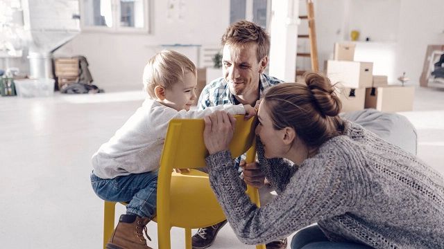 Familie samlet på kjøkkenet