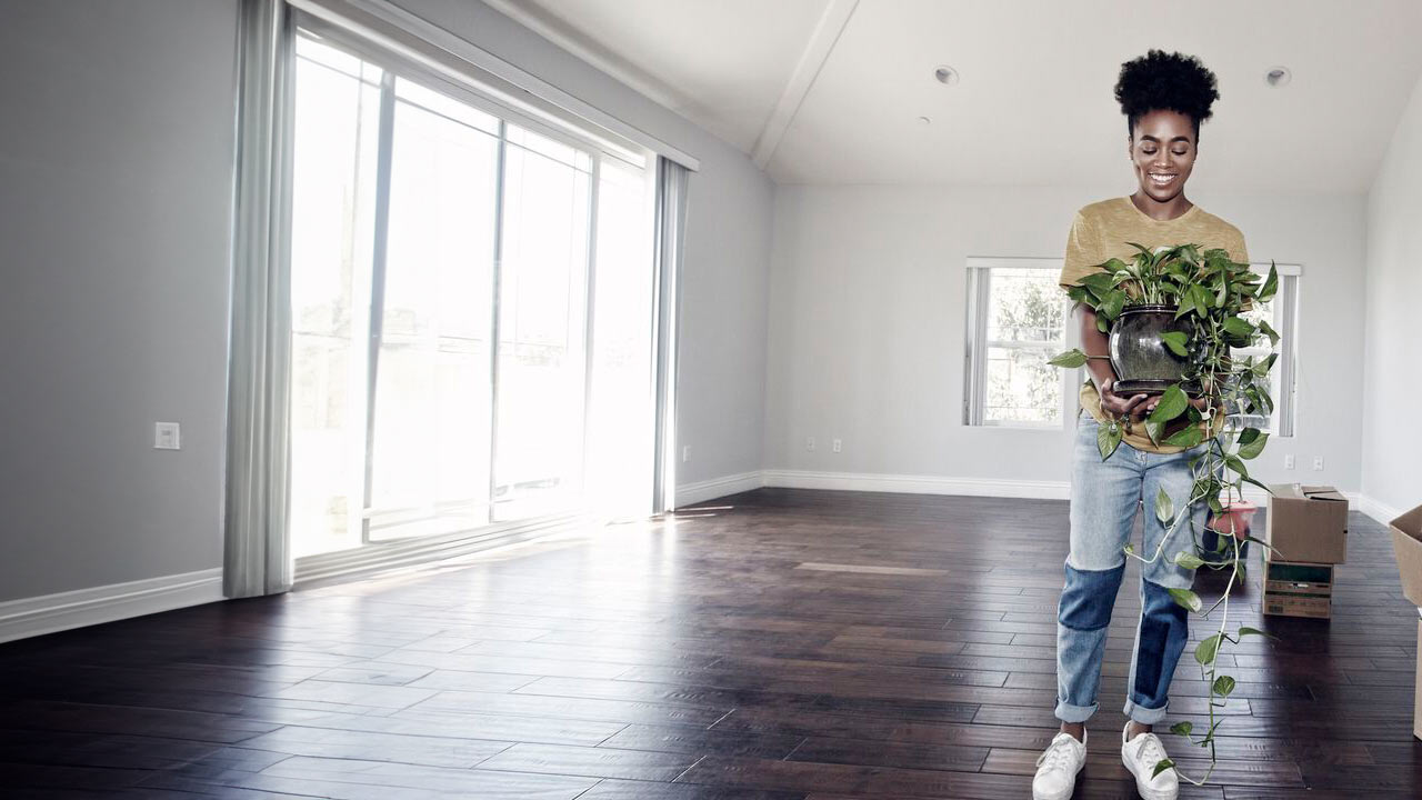 Nordea_xx_small-Young-female-moving-into-newapartment