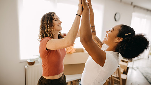 Familie samlet på kjøkkenet