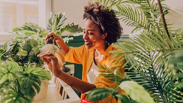 Mor og far med to barn i sengen søndag morgen