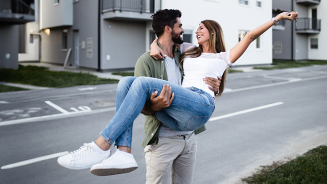 Mor og far leker med barna på stuegulvet
