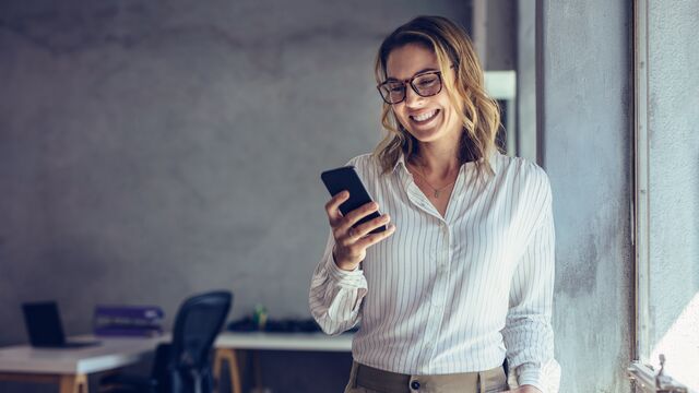 Nordea_xx_small-Smiling-business-woman-using-phone