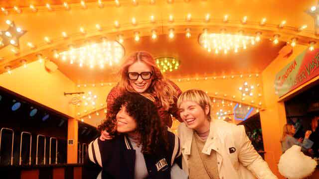 Young-girlfriends-in-tivoli-having-fun-small.jpg