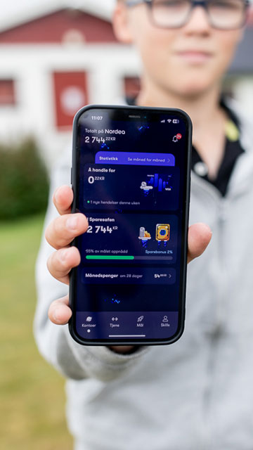Gimi boy holding phone - 360 x 640