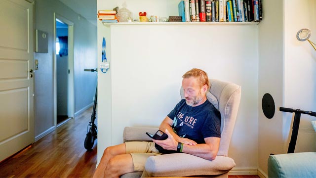 Øystein Wolf hjemme i sin egen stue