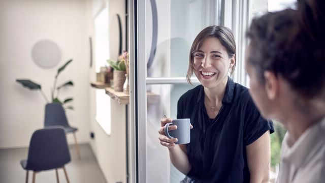 Kollegaer som drikker kaffe sammen