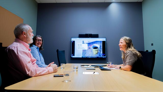 Rolf Strand og Gyrid Helene Christoffersen sitter i møte med rådgiver Wenche Mossefin