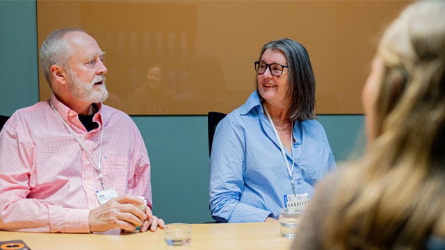 Rolf Strand og Gyrid Helene Christoffersen snakker med rådgiver på et møterom