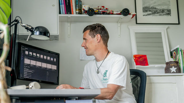 Toke på hjemmekontoret i Horten