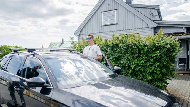 Toke utenfor huset i Horten