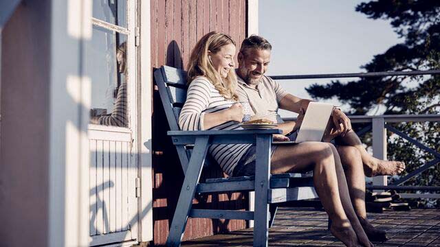 Blå stol foran hyller med LP-plater