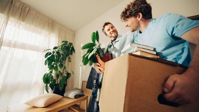 To tenåringsjenter som tar selfie.