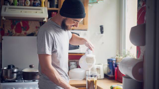 Blå stol foran hyller med LP-plater