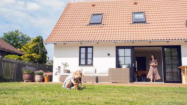 Bakhage med gress og grønne planter