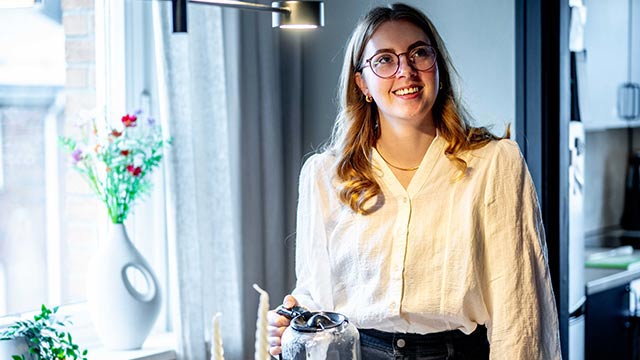 Synne med kaffekanna i hånden SMALL