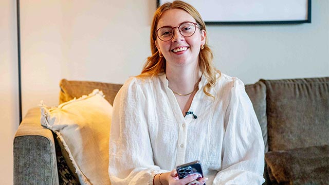 Synne smiler i sofaen SMALL