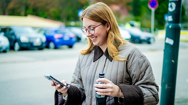 Synne på gaten med Pepsi og mobil