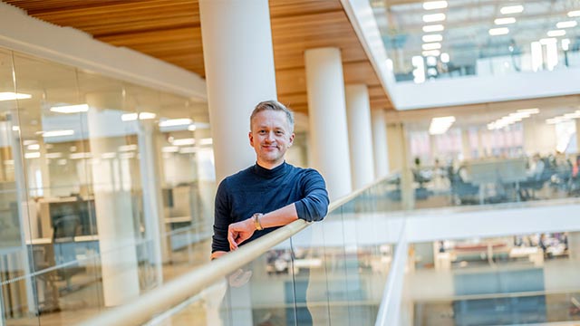 Anders Tveita smiler til kameraet i Nordeas lokaler