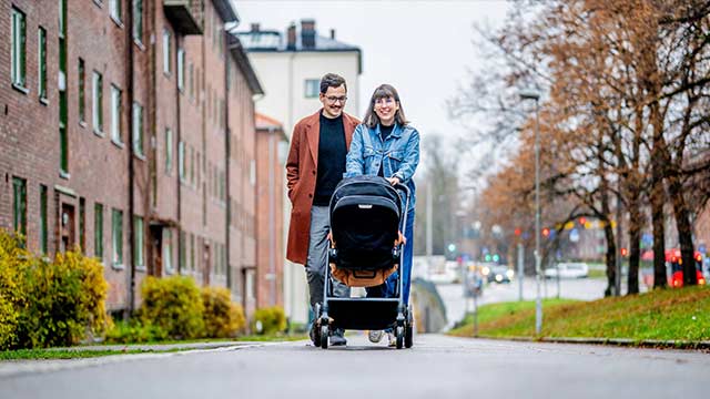 Joachim og Edina med barnevogn pa gata