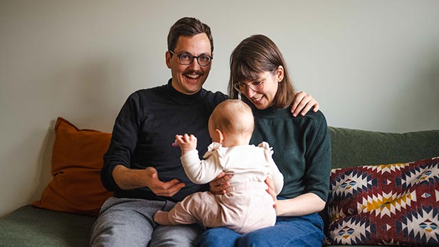 Joachim og Edina med datteren Olga i sofaen