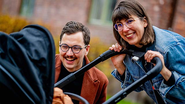 Joachim og Edina smiler med barnevognen