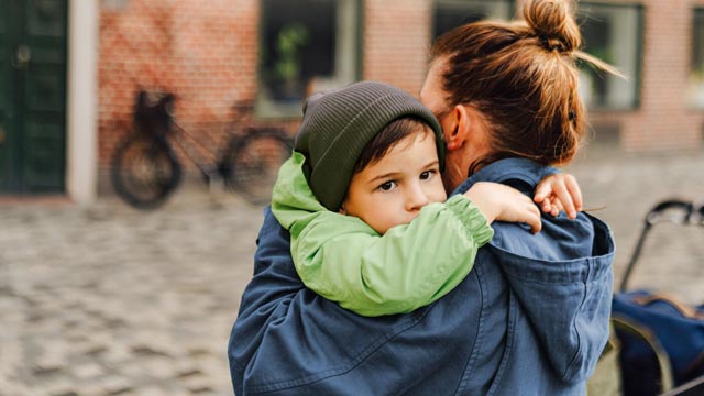 Mother-with-her-child-in-the-city-center-small
