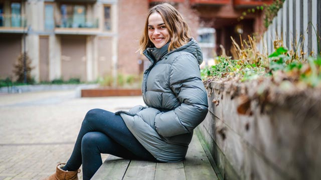 Galina sitter på en benk utenfor hjemmet sitt