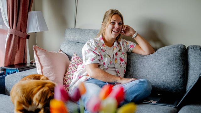 nito-tania-glad-med-hund-i-sofa-small