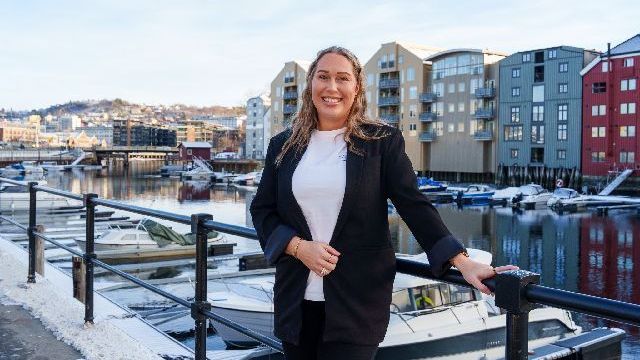 Bank advisor woman smiling on the docks