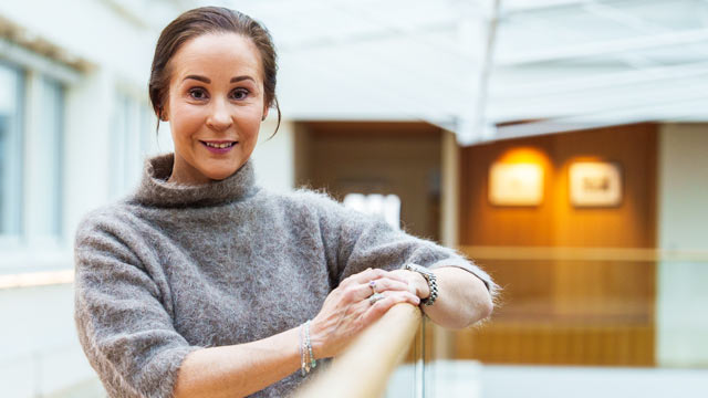 Bakhage med gress og grønne planter