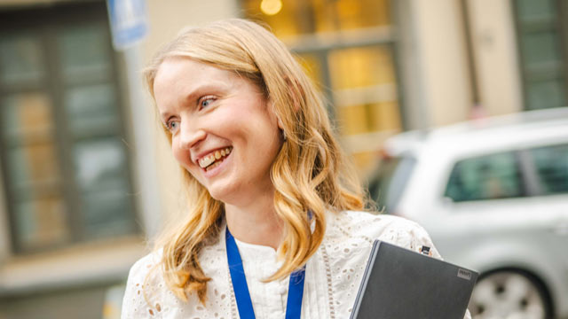 Smilende Anne Motzfeldt, finansrådgiver i Nordea small